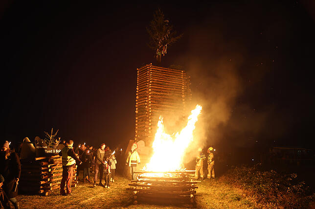 Bild 5: Bilder vom Funkenfeuer 2025 in Litzelstetten: So lebt die Tradition weiter!