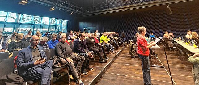 Rund 50 Bürger verfolgen die Diskussion im Rat und melden sich auch mit Beiträgen zu Wort.