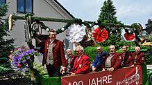 Der Ehrenwagen des Musikvereins Riedheim war prachtvoll geschmückt und mit Ehrenmitgliedern der Musikkapelle besetzt.