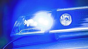 Ein Polizeiauto mit eingeschaltetem Blaulicht (Symbolbild). In Jestetten verfolgt eine Streife ein Mofa und nimmt den Fahrer fest.
