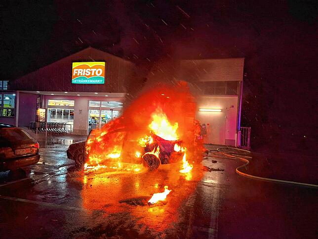 Lichterloh brennt ein Auto am 2. Januar 2025 auf einem Parkplatz in Schwenningen.