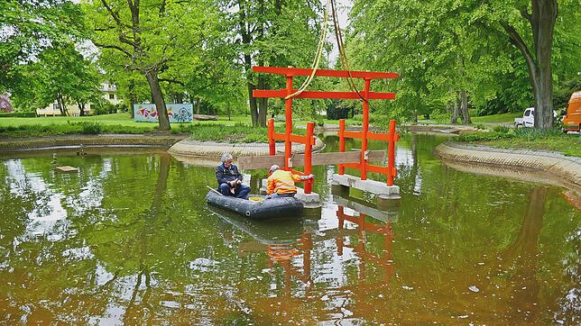 Japanisches Torii im Weiher bei der Villa Berberich