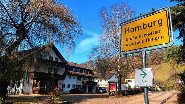 Der Stadtteil Homburg gehört zu Waldshut-Tiengen und liegt zwischen Bürgerwald und Rhein. Im Bild sind das Ortsschild und der Gasthof ...