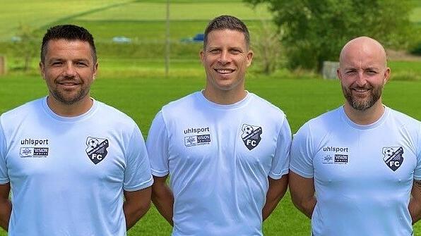 Sie setzen ihre erfolgreiche Arbeit beim Landesligisten FC Gutmadingen fort: Die Trainer (von links) Frank Holder, Steffen Breinlinger ...