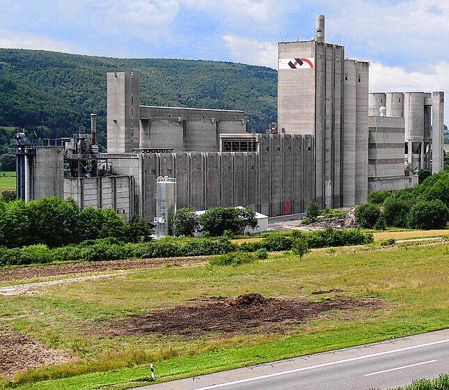 So sah das Zementwerk vor dem Rückbau aus. Links das Kohlensilo, dann folgen nach rechts das Ofengebäude mit den Türmen und Silos, die ...