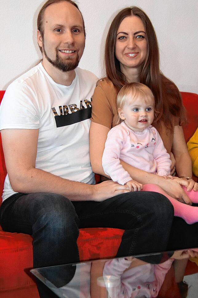 Für Schwiegermama und Schwägerin legte Kai Vollert (links) 3000 Kilometer zurück. Hier sitzt er mit Frau und Tochter auf dem heimischen ...