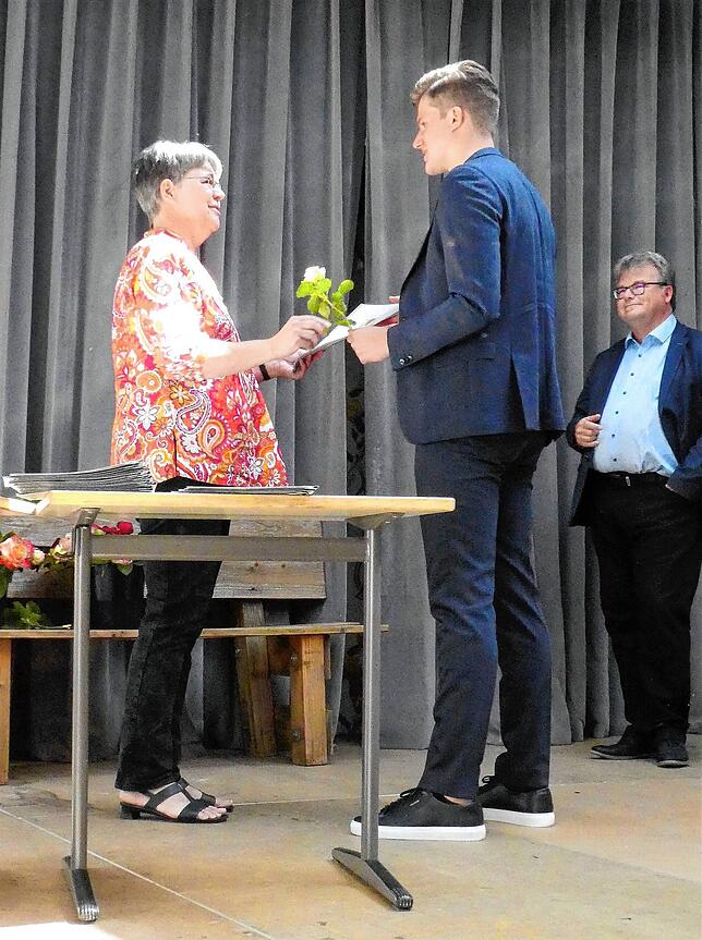 Bild 36: In der Aula des Gymnasiums wurden den 65 Abiturienten feierlich ihre Zeugnisse überreicht