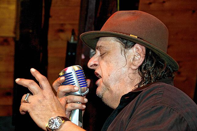Endo Anaconda, Sänger von Stiller Has, 2013 bei einem Konzert im Café „Verkehrt“.