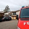 Auch am Tag danach parkt noch immer ein Feuerwehrfahrzeug vor dem Gebäude in der Zwischen-Wegen-Straße.