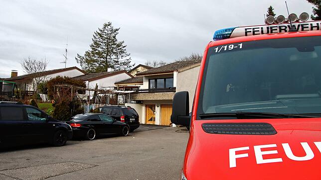 Auch am Tag danach parkt noch immer ein Feuerwehrfahrzeug vor dem Gebäude in der Zwischen-Wegen-Straße.