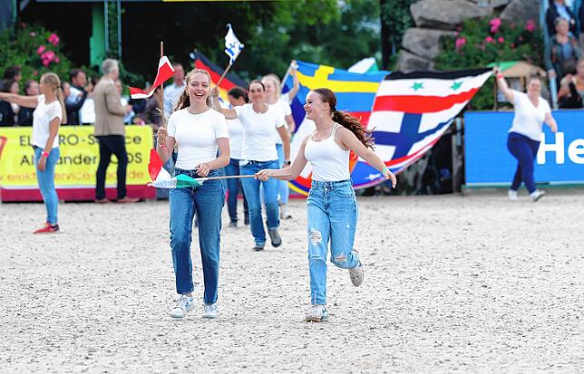 Die Aktiven und Helfer des Reitzentrums Frese begrüßen mit Flaggen die Nationen.