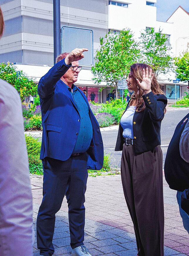 Bei einer Ortsbesichtigung mit der SPD-Bundestagsabgeordneten Derya Türk-Nachbaur erläutert Oberbürgermeister Jürgen Roth im Juli 2025 ...
