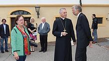 Offensichtlich genießt Georg Gänswein den direkten Kontakt zu den Gläubigen. Die Menschen strömten von weither, auch aus Wien waren ...