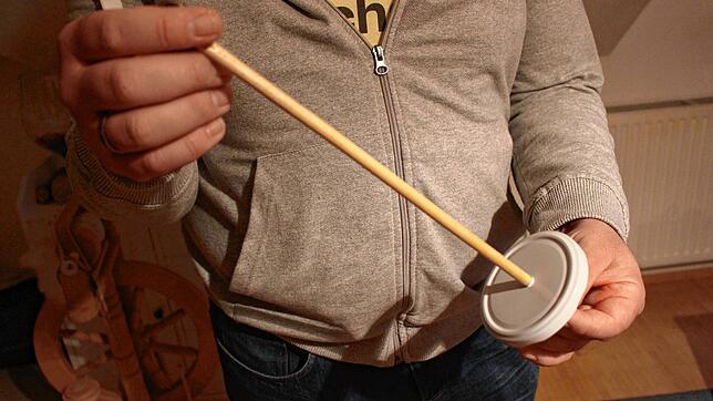 Selbst gemacht: Zwei Alte Deckel, ein Haken und ein Stock – und fertig ist eine Handspindel.