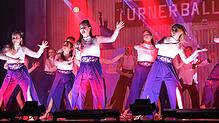 Die Tänzerinnen und Tänzer des Turnvereins Mönchweiler nehmen ihre Zuschauer beim Turnerball mit in den Orient. Bilder: Cornelia Putschbach