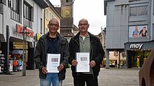 Angelo De Rosa und Hartmut Fricke präsentieren das Ergebnis der Umfrage zur Innenstadtentwicklung unter Gewerbetreibenden in Bad Säckingen.