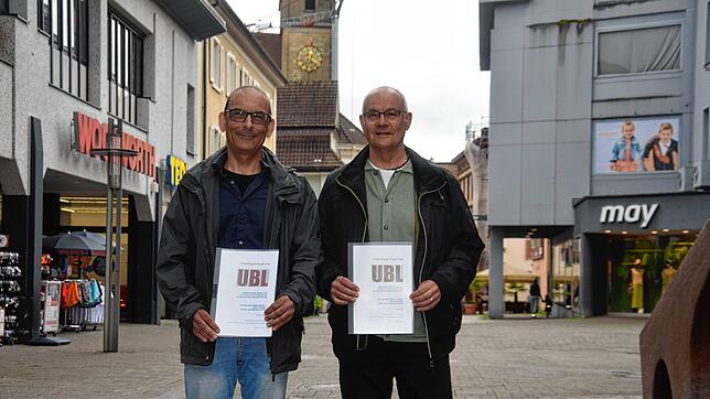 Angelo De Rosa und Hartmut Fricke präsentieren das Ergebnis der Umfrage zur Innenstadtentwicklung unter Gewerbetreibenden in Bad Säckingen.
