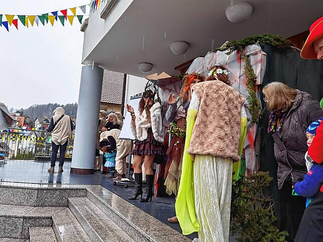 Bild 6: Fasnacht 2025: Narren übernehmen Daisendorfer Rathaus - die schönsten Bilder!