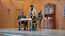 Polizist Schorsch (Jan Rechle) und Gustl (Mathias Kleiner, rechts) lassen sich von Herrn Wurst (Michael Schraudolf) die Zusammenhänge ...