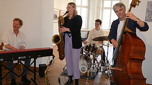 Tilman Günther, Charlotte Lang, Aaron Döling und Florian Döling (von links) lockten am Sonntag zahlreiche Gäste in die Villa Berberich ...