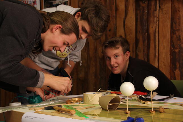 Mit handwerklichem Geschick geht es an die Gestaltung ihrer Idee für den Uferpark: Sven Erik Feger, Flynn Martin und Daniel Warner (von ...