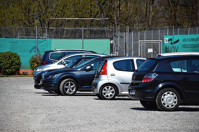 Die Parkplätze beim Sportplatz (Bild) und Strandbad werden über Ostern gesperrt. Im Hintergrund links ist der Weg zum Naturschutzgebiet ...