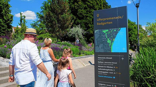 Insgesamt 35 Stelen wie diese weisen Fußgängern nun den Weg durch die Stadt. Eine erste Orientierung geben Stadtpläne an den Bahnhöfen, ...