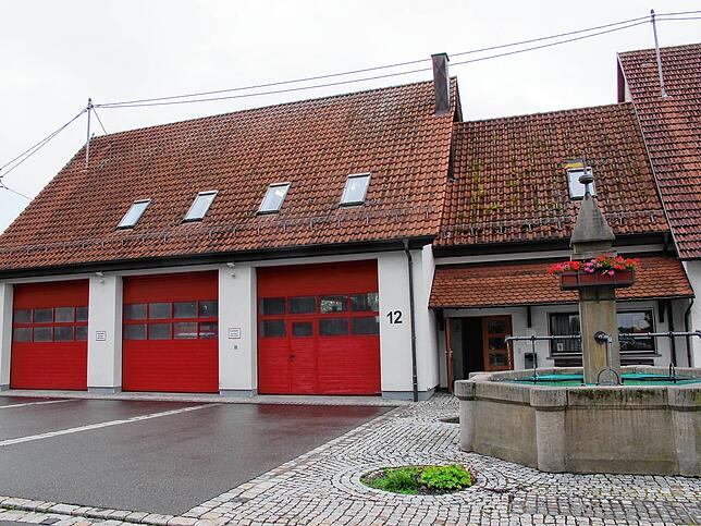 Im Feuerwehrhaus war am 21. Juni aufgrund des Starkregens Wasser eingelaufen, das sich im Untergeschoss sammelte. Die Wehr konnte einen ...