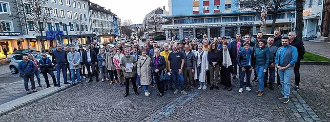 Vollgepackter Hengstlerplatz. Der Gewerbeverein hat gerufen – und sie sind zahlreich gekommen. Viele Einzelhändler und ...