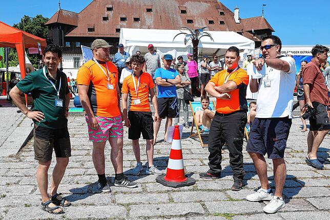 Bild 13: In der Nussschale durch den Konstanzer Trichter? Die Einbaum-Regatta lockt Besucher an (Teil 2)