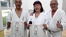 Silvia Apfelbeck aus der Karateschule Bad Säckingen hat die Prüfung zum 6. Schwarzgurt bestanden. Ihr gratulieren Landesjugendreferent ...