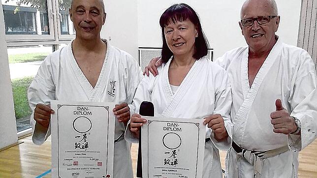 Silvia Apfelbeck aus der Karateschule Bad Säckingen hat die Prüfung zum 6. Schwarzgurt bestanden. Ihr gratulieren Landesjugendreferent ...