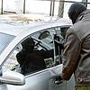 Ein Dieb macht sich an einem Auto zu schaffen. (Symbolbild) In Erzingen ist ein Auto geklaut worden, die Polizei hat zwei Tatverdächtige ...
