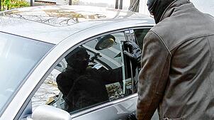 Ein Dieb macht sich an einem Auto zu schaffen. (Symbolbild) In Erzingen ist ein Auto geklaut worden, die Polizei hat zwei Tatverdächtige ...