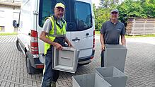 Die Gemeindemitarbeiter Helmut Siebert (links) und Wolfgang Fleck liefern am Freitagmorgen am Alten Rathaus Hochsal jeweils eine ...