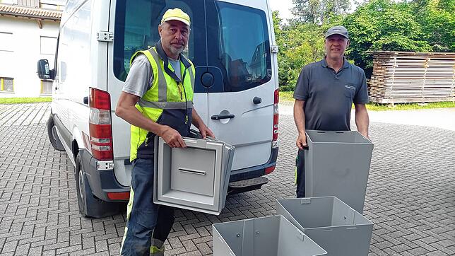 Die Gemeindemitarbeiter Helmut Siebert (links) und Wolfgang Fleck liefern am Freitagmorgen am Alten Rathaus Hochsal jeweils eine ...