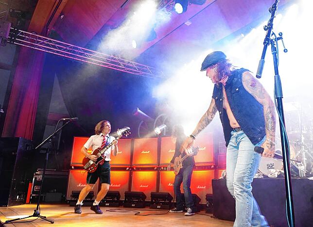 Bild 7: Barock serviert musikalisches Feuerwerk: Bilder der AC/DC Tribute Show in Unadingen
