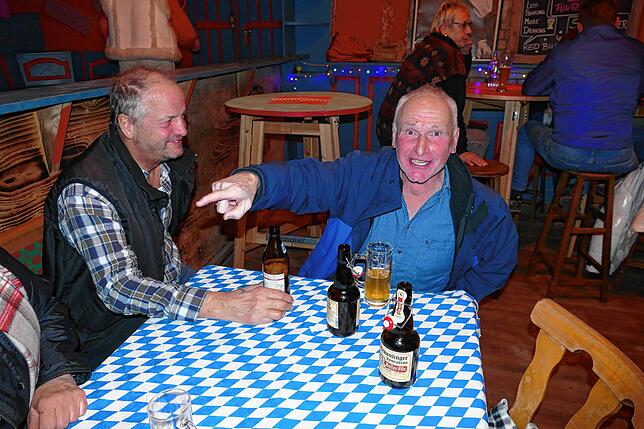 Bild 19: Gäste feiern Après-Ski-Party im Gasthaus „Löwen“ zur Musik von DJ Aleks. Hüttengaudi ist ein Hit.