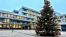 Vor dem Haupteingang des Klinikums Friedrichshafen im Winter, vor Weihnachten.