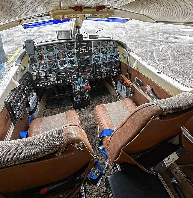 Kein Luxusflieger ist die Maschine, die zur Hagelabwehr in die Lüfte steigt. 50 Jahre wird sie 2025 alt. Das ist dem Innendesign anzusehen.