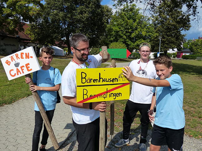 Hier beginnt Bärenhausen! Die Gruppe "Konkret XL" mit diesmal 20 Jugendlichen werkelte Schilder und Zäune, um die Spielstadt ...