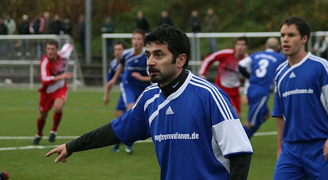 Erste Station: Als Spielertrainer führte Michele Masi den SV Altenburg im Sommer 2009 in die Bezirksliga. Unter Archivbild zeigt ihn ...