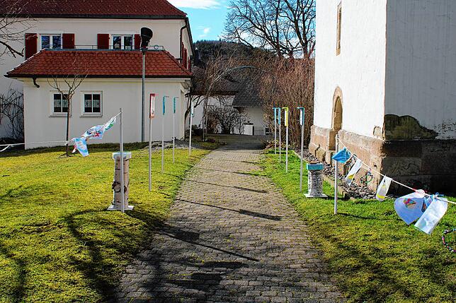Um die St. Genesius-Kirche in Riedböhringen stehen jeden Sonntag stellt das Gemeindeteam jeden Sonntag neue „Wegweiser zu ...