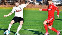 Wechsel ins Wiesental: Erik Schmidt &ndash; auf unserem Archivbild links, noch im Trikot des FC Emmendingen &ndash; wechselt in der ...