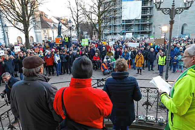 Gleich mehrere Menschen und Gruppen sprechen vor den Demonstranten – im Bild Vertreter des Gemeinderates.