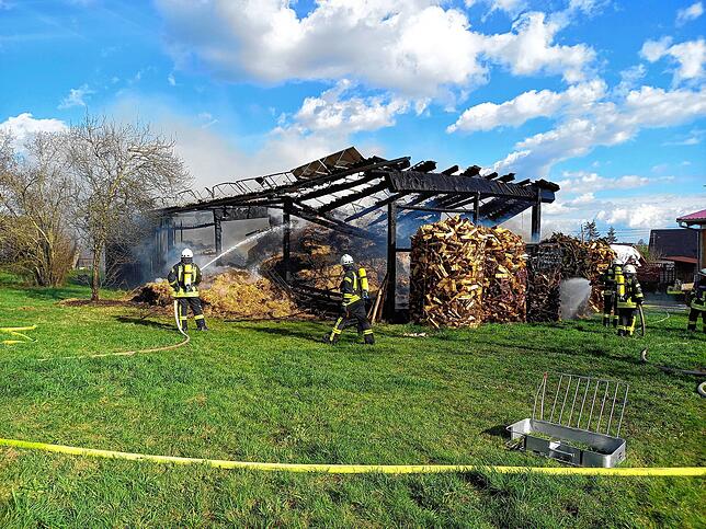 Hier stand das Gerippe des vorderen Dachteils noch. Kurz darauf fiel er zusammen. Die Holzstapel in den Drahtgestellen brannten ...