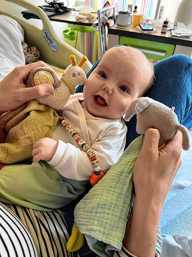 Das Lächeln der kleinen Fabienne aus Wehr ist zauberhaft. Was man auf diesen Bildern nicht auf den ersten Blick sieht: Das Baby hat ...