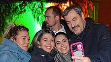 Auch nach dem gefühlt hundertsten Selfie schien der bayerische Ministerpräsident Markus Söder (rechts) auf der Lindauer Hafenweihnacht ...