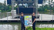 Marvin Hack und Julia Veeser vom Veranstaltungsmanagement der Kur- und Bäder GmbH Bad Dürrheim präsentieren am Salinensee vor der Bühne ...