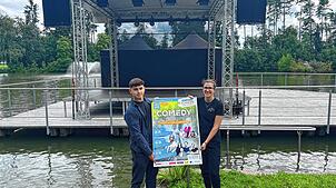 Marvin Hack und Julia Veeser vom Veranstaltungsmanagement der Kur- und Bäder GmbH Bad Dürrheim präsentieren am Salinensee vor der Bühne ...